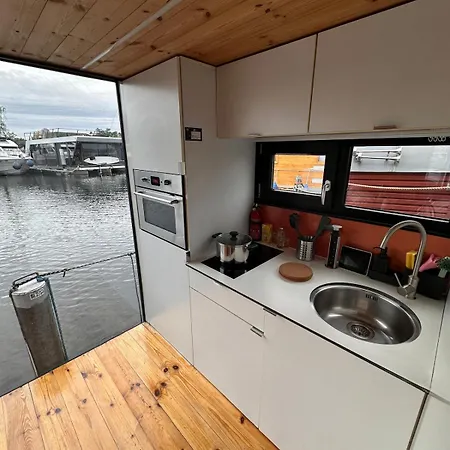 Ruheoase Am Wasser, Sauna-hausboot In Naturidylle Botel Berlin
